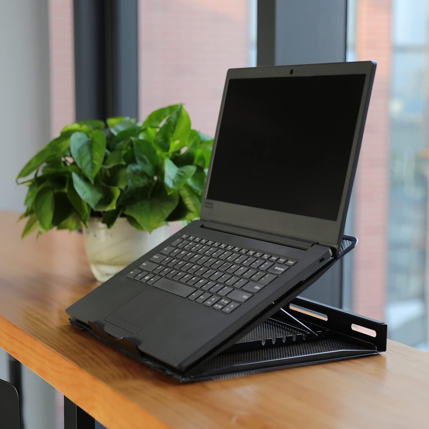 Amazon Basics - support ordinateur portable ergonomique 33x28.7x18.5cm, ventilé, jusqu'à 17.3 pouces, noir