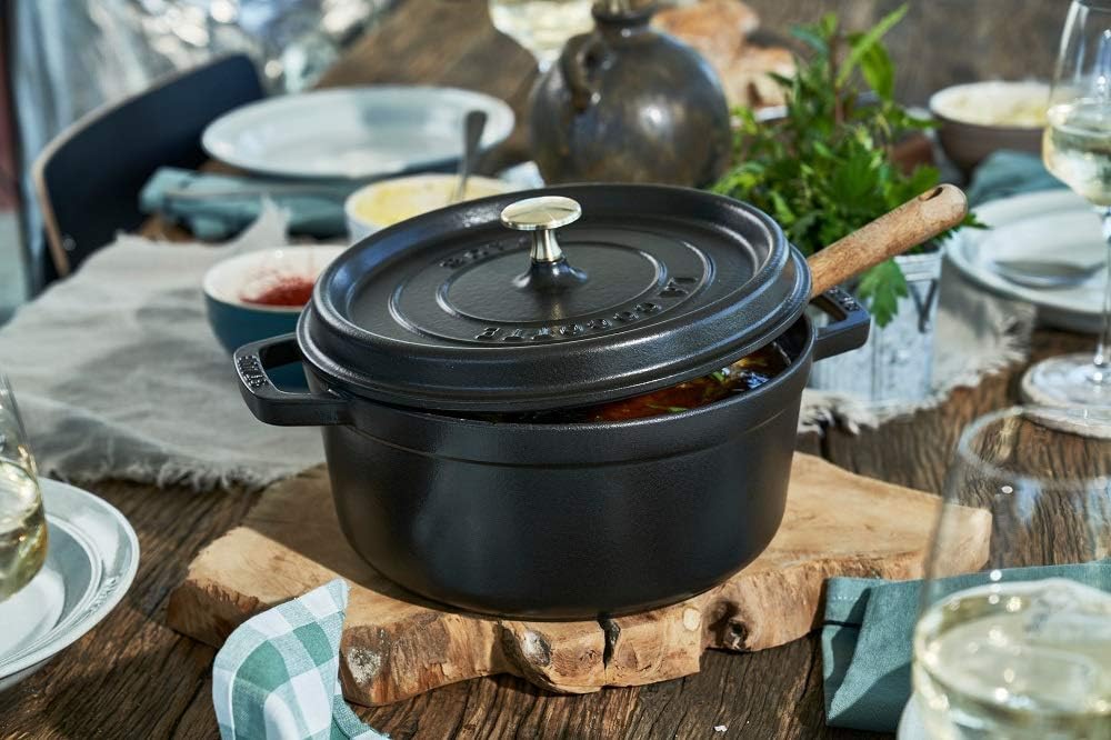 STAUB - cocotte ronde fonte émaillée - 24cm 3.8L 4 pers - noir mat