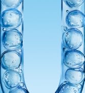 Série d'images montrant des glaçons transparents dans un liquide teinté de bleu, créant une présentation de boisson rafraîchissante avec des effets d'éclaboussures dynamiques.